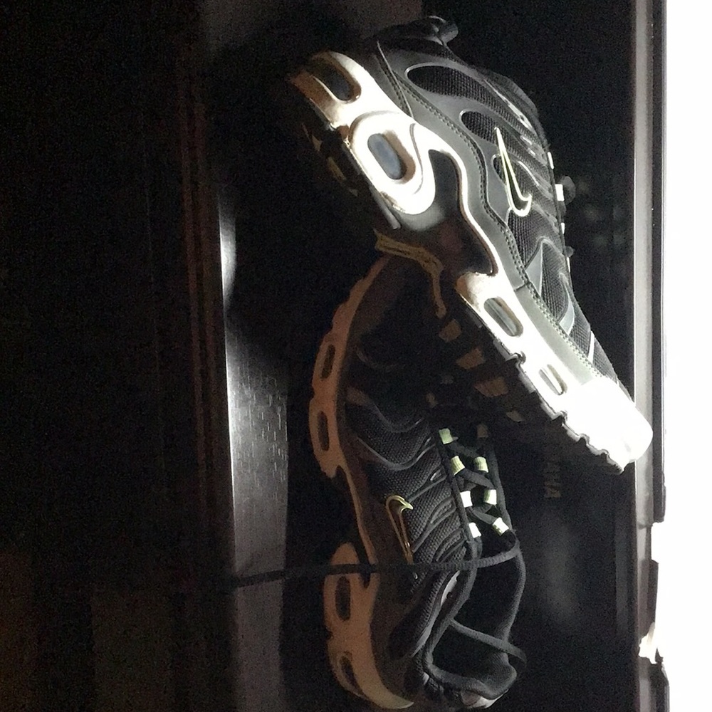 Used air max TN’s black, gray, and mint green